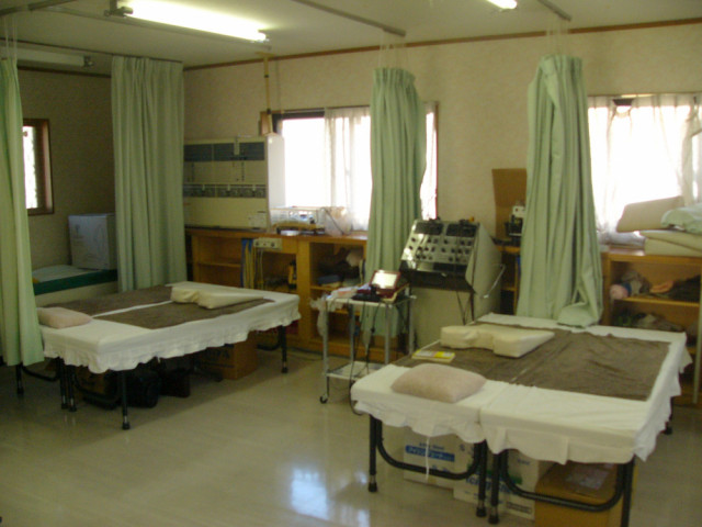 施術用のベッドが2台の写真