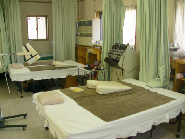 施術用ベッドが2台と施術気が2つ見える写真