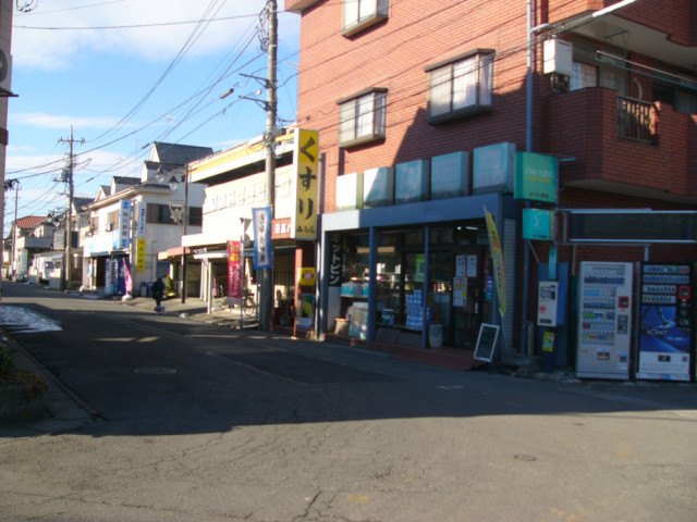 駅前の道を薬局で左折する案内写真