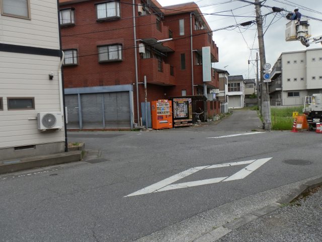 駅前の道を赤い建物で左折する案内写真